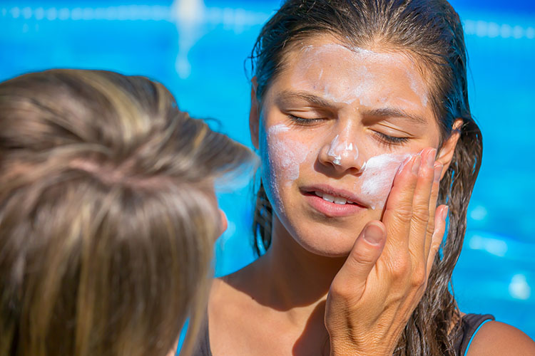 Face care sun care applying sunscreen